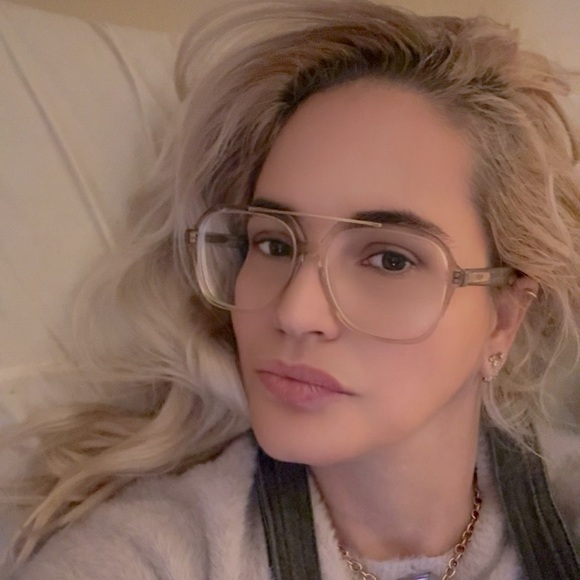 Meet your Posher, Nicole - Picture 1 of 2